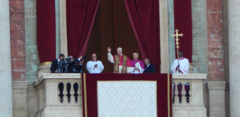 Pope Leo XIV Waving Beitrag